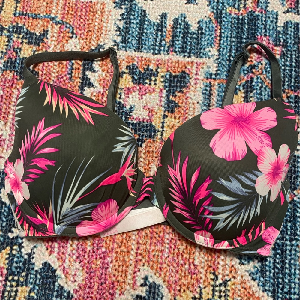 2 Victoria secrets bra’s